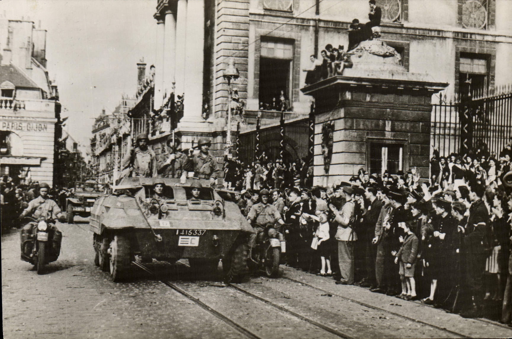 CPM Militaria De Sienne a Belfort Liberation de Dijon Tank Char d'assaut