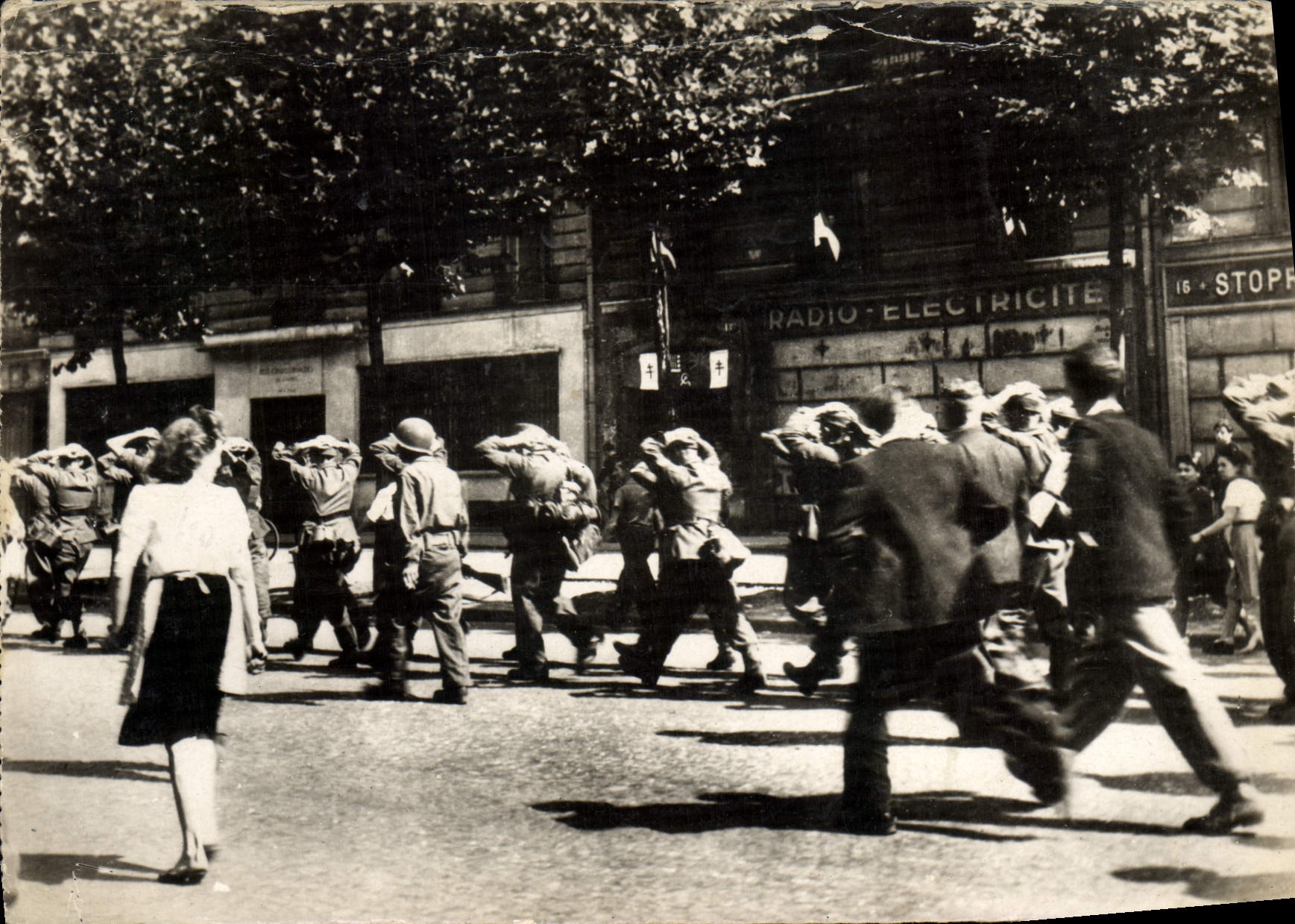 CPM Militaria Paris Des prisonniers allemands sont emmenes par des soldats americains