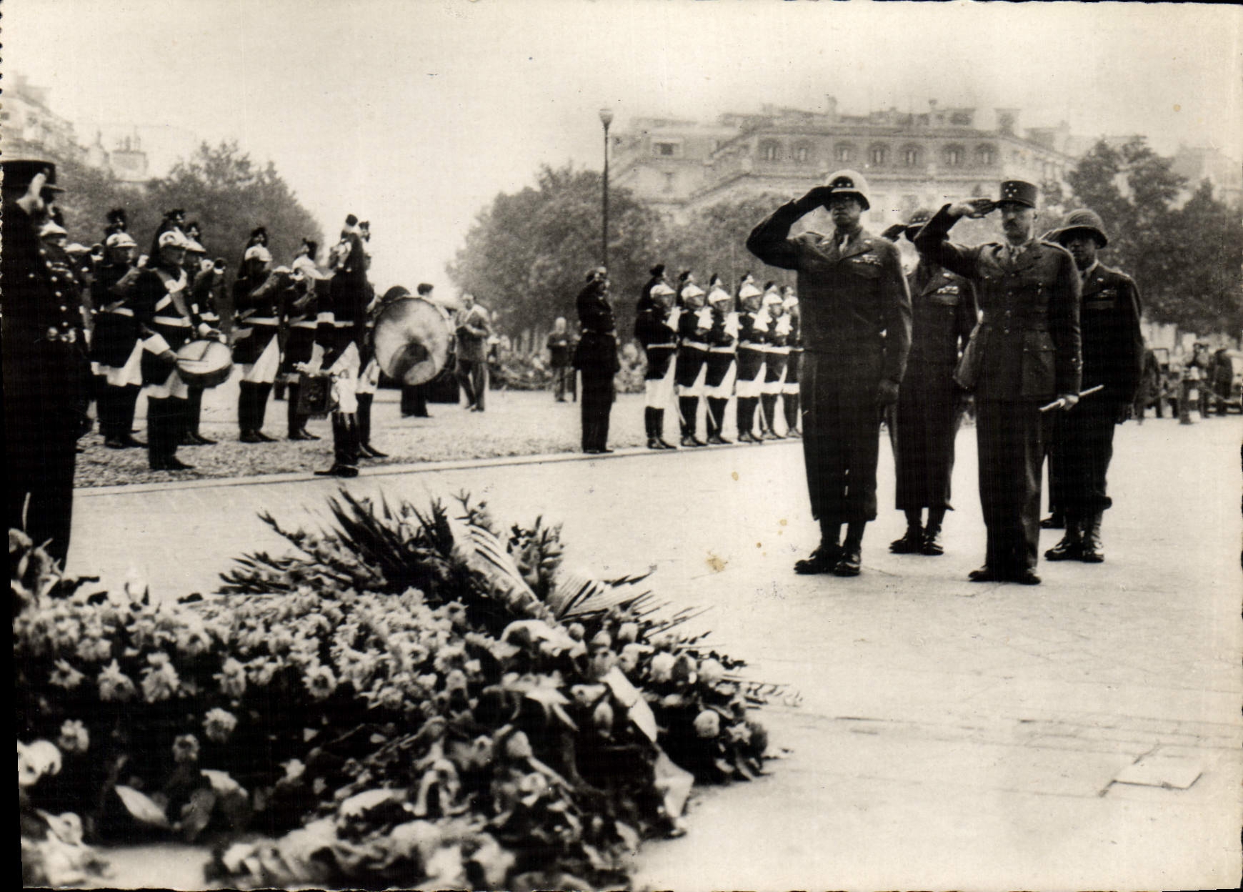 CPM Militaria Le General Bradley et le General Koenig devant la tombe du soldat inconnu Paris