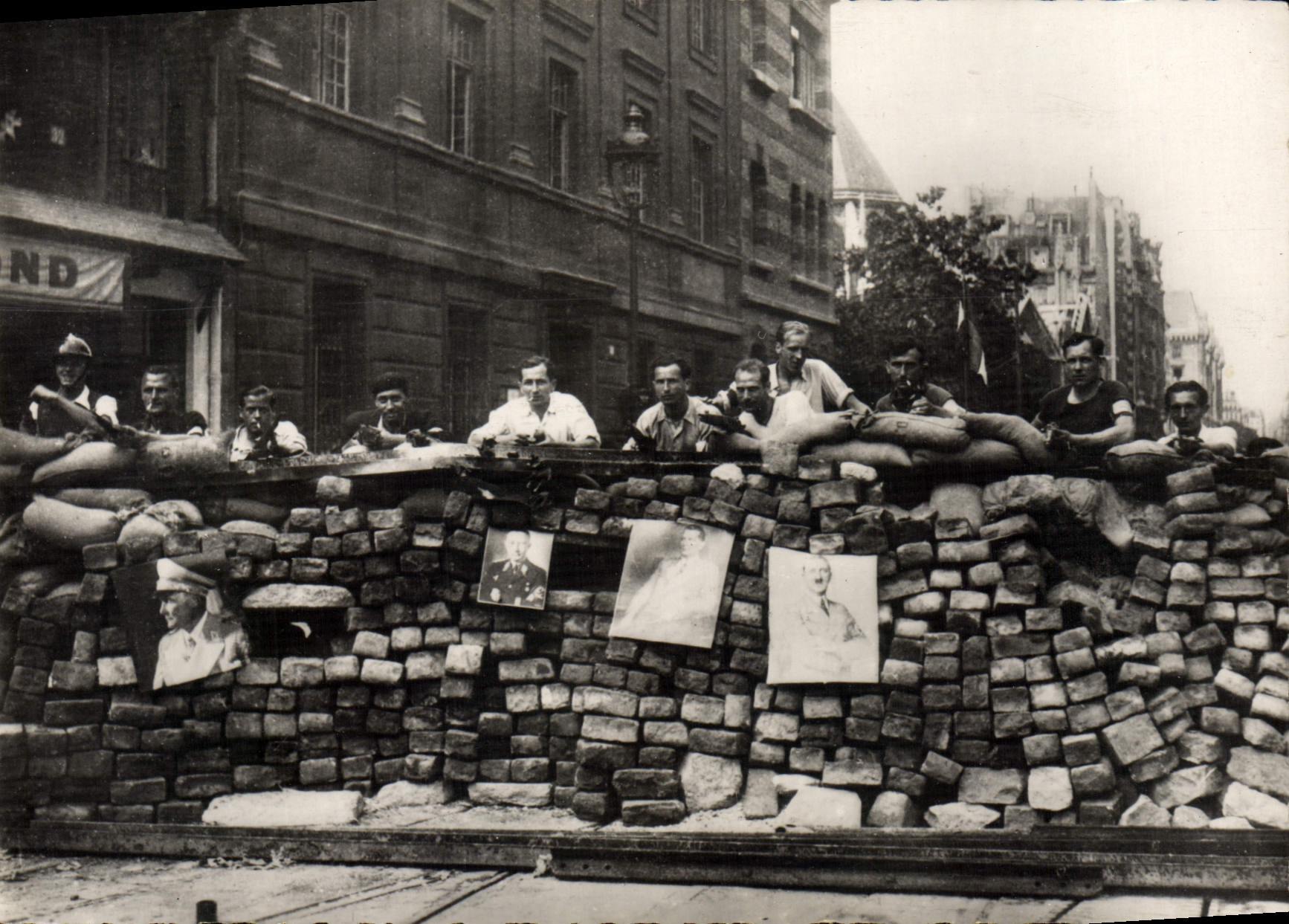 CPM Militaria Paris Barricade Rue Saint Jacques