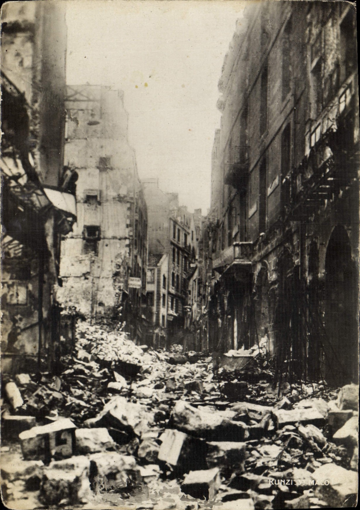 CPM Militaria Saint Malo Rue Porcon