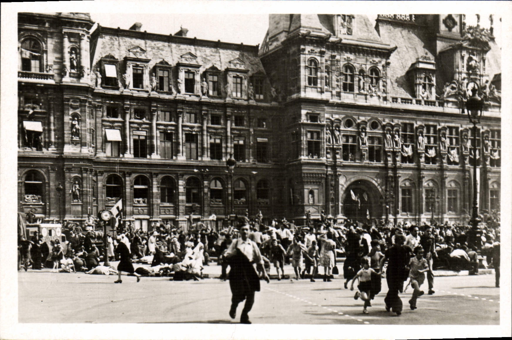 Modern Postcard Militaria Paris Bataille has the Town hall Release of Paris