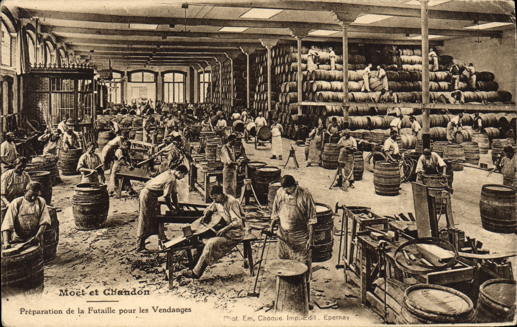Postal Folclore Vino Vendimias Champaña Moet & Chandon Preparación del barril para las vendimias