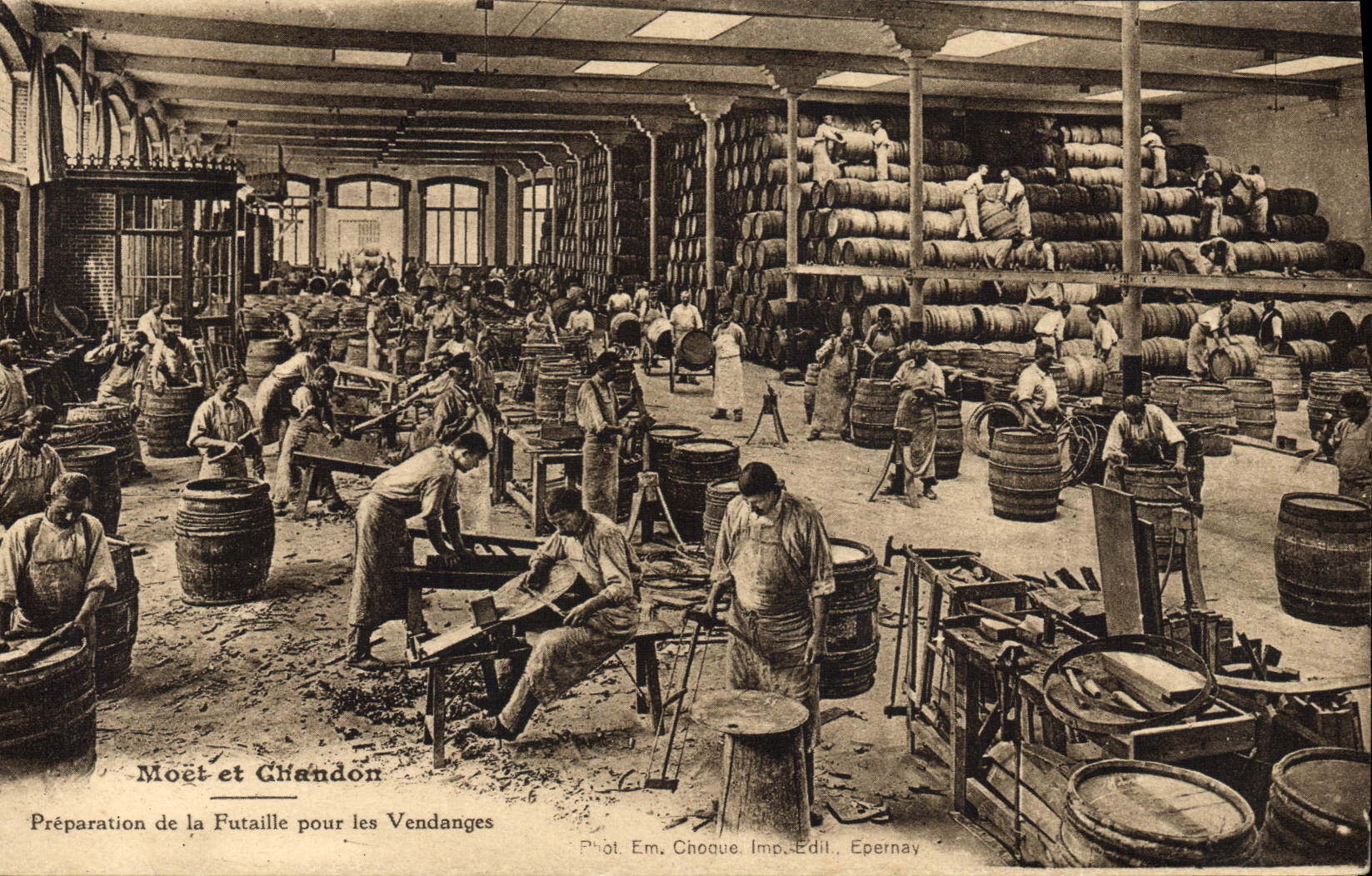 CPA Folklore Vin Vendanges Champagne Moet & Chandon Preparation de la futaille pour les vendanges