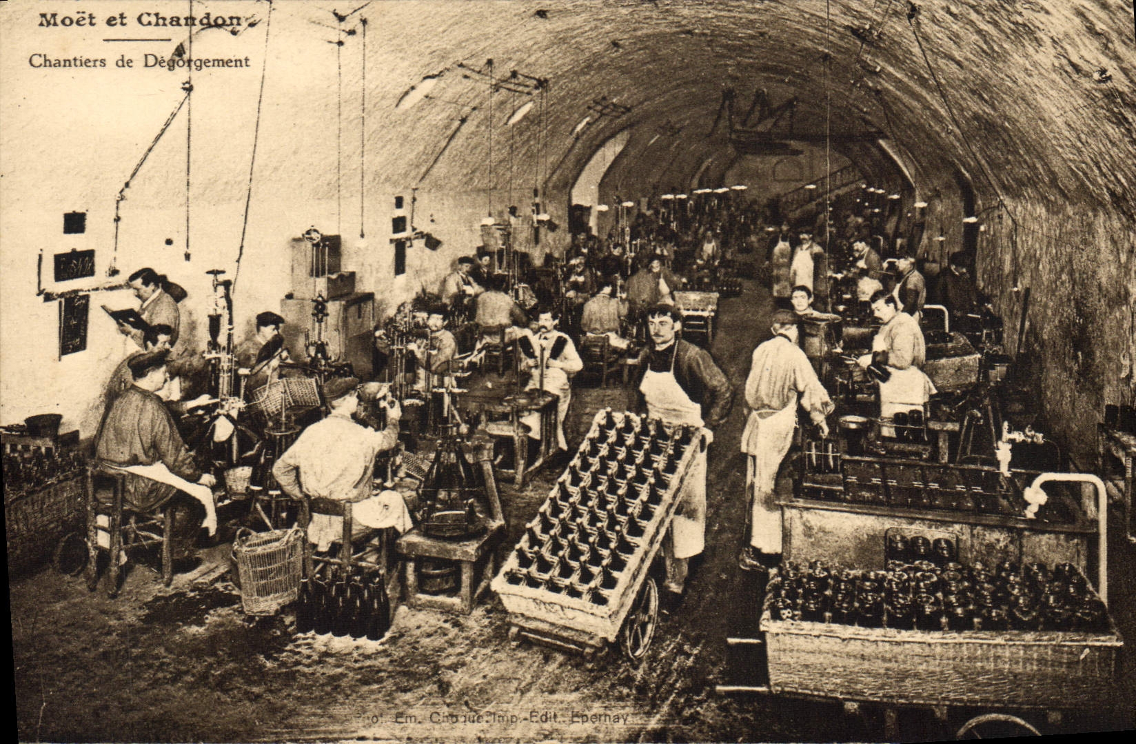 CPA Folklore Vin Vendanges Champagne Moet & Chandon Chantiers de degorgement 