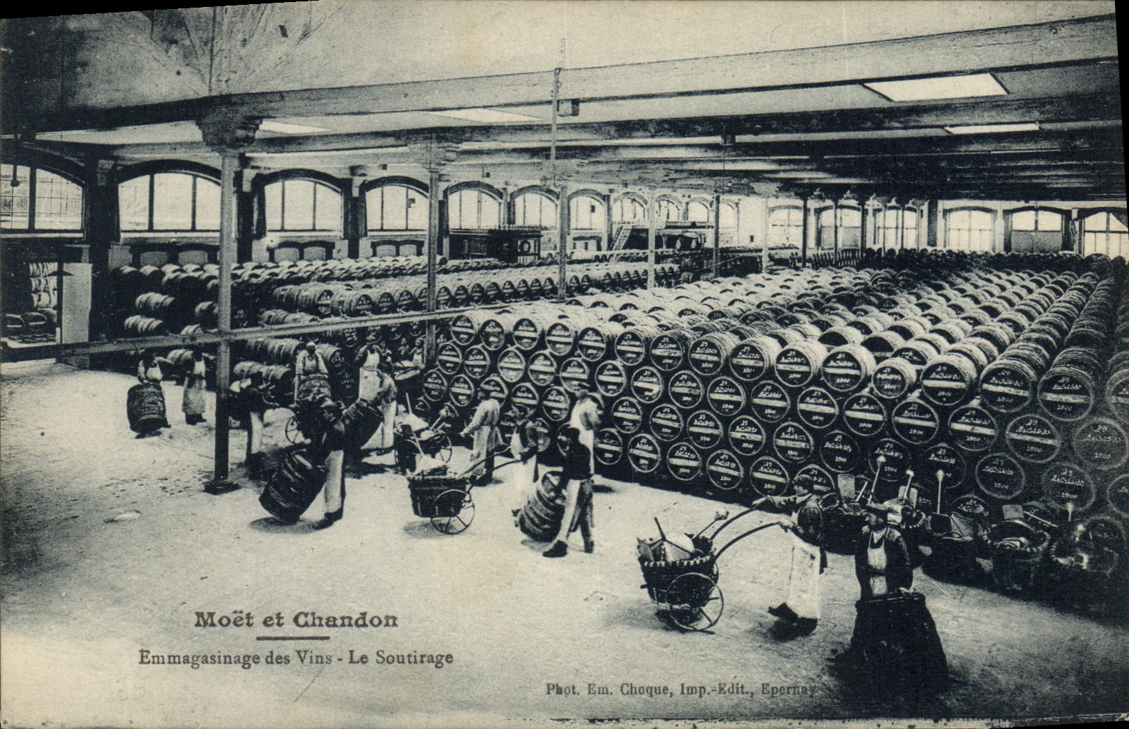 CPA Folklore Vin Vendanges Champagne Moet & Chandon Emmagasinage des vins Le soutirage