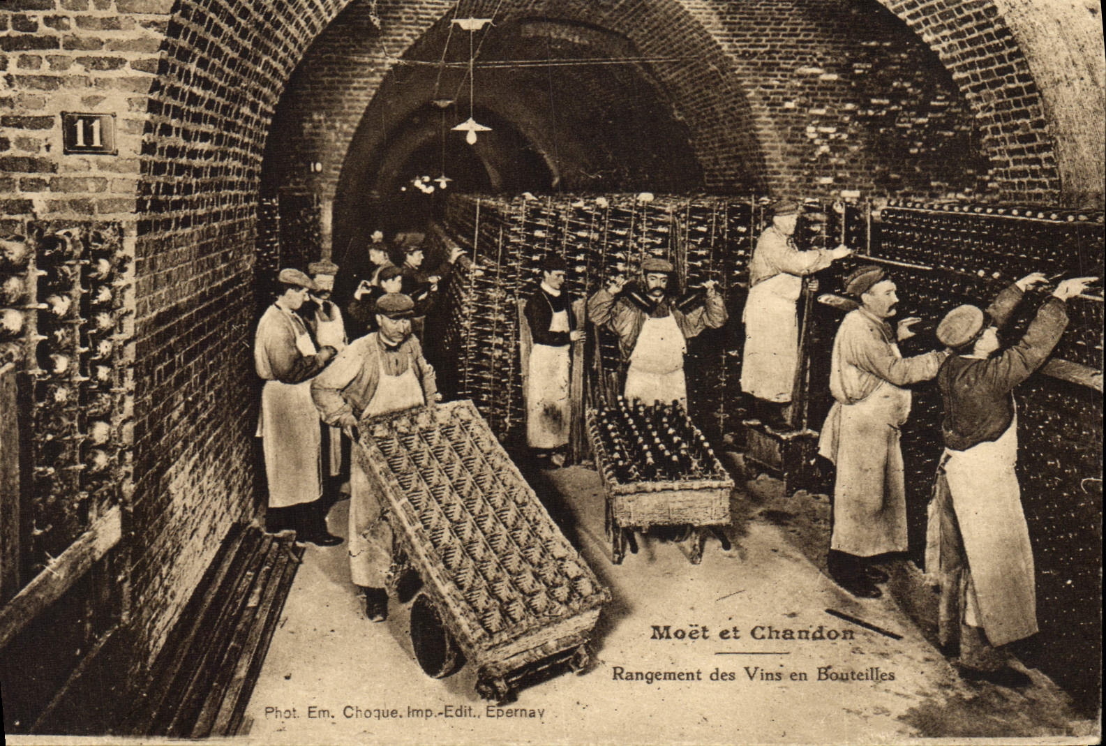 CPA Folklore Vin Vendanges Champagne Moet & Chandon Rangement des vins en bouteilles 