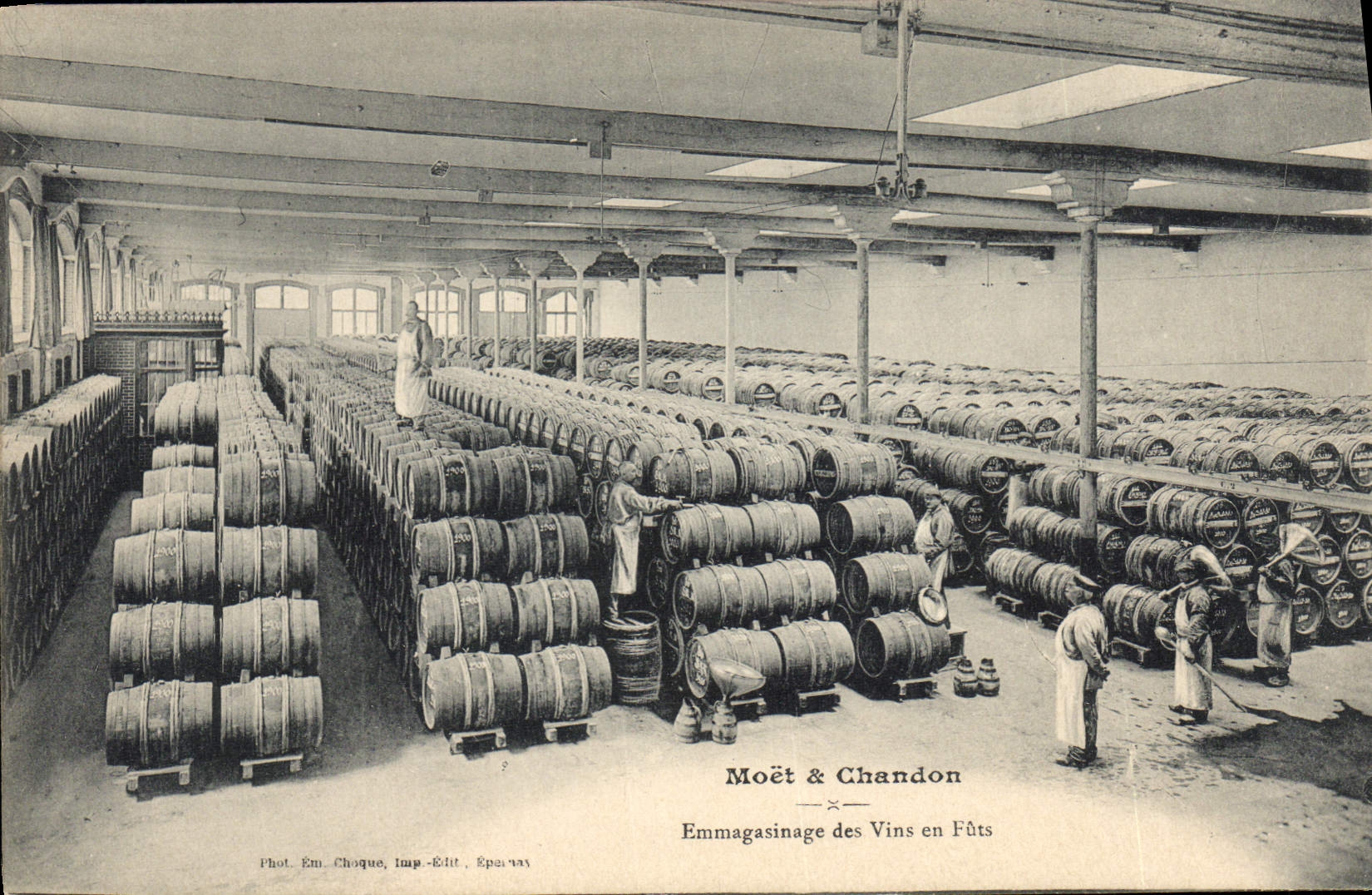 Postal Folclore Vino Vendimias Champaña Moet & Chandon Almacenaje de los vinos en barriles
