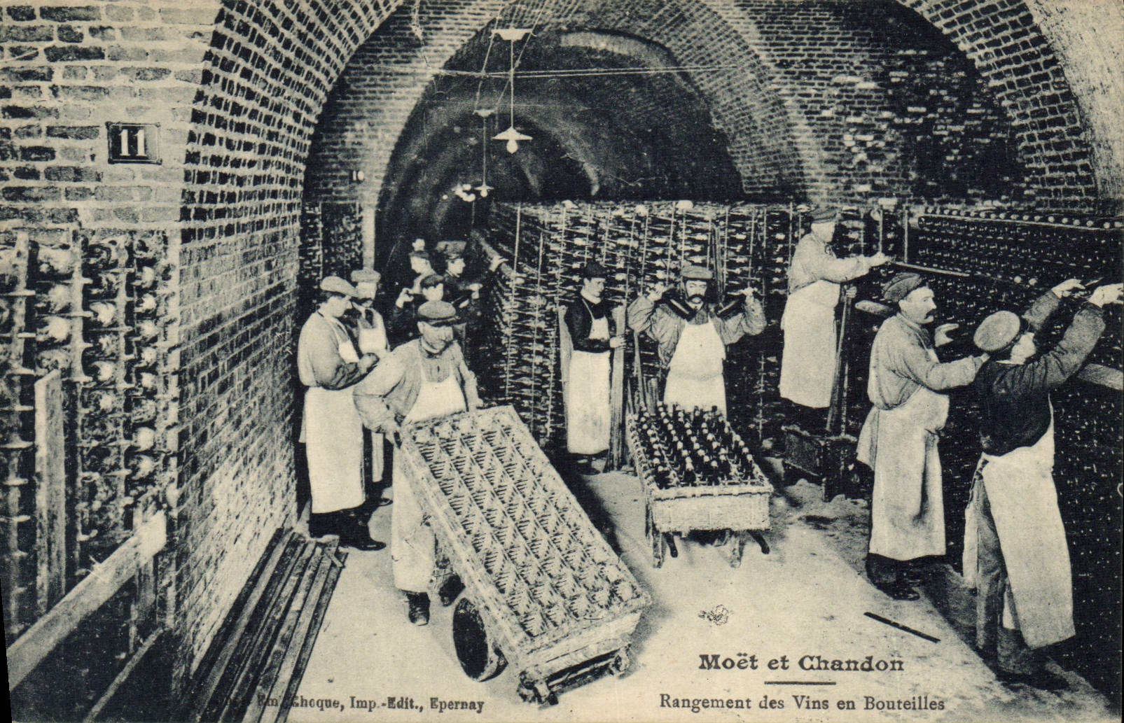 CPA Folklore Vin Vendanges Champagne Moet & Chandon Rangement des vins en bouteilles 