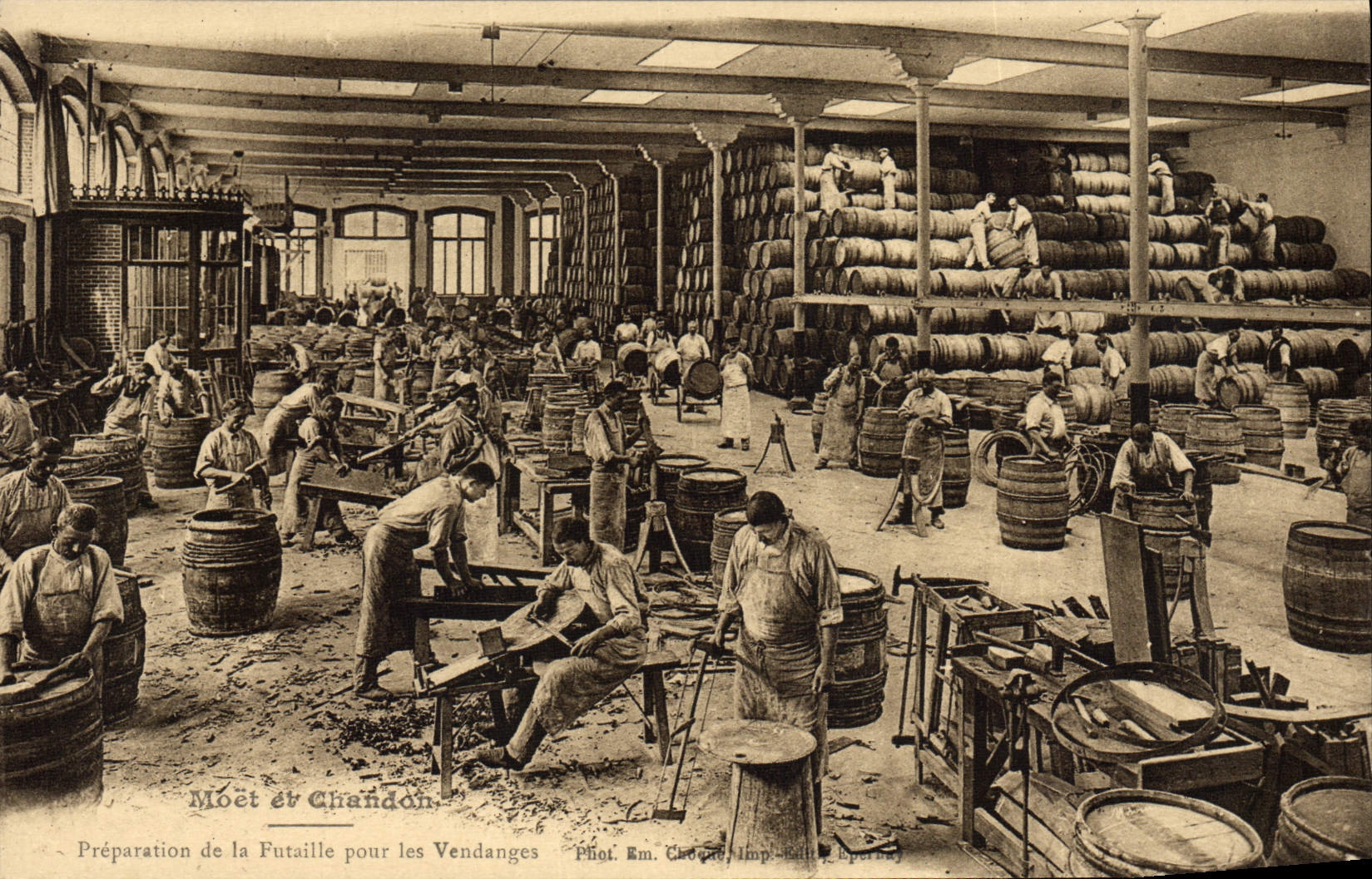 CPA Folklore Vin Vendanges Champagne Moet & Chandon Preparation de la Futaille pour les vendanges 