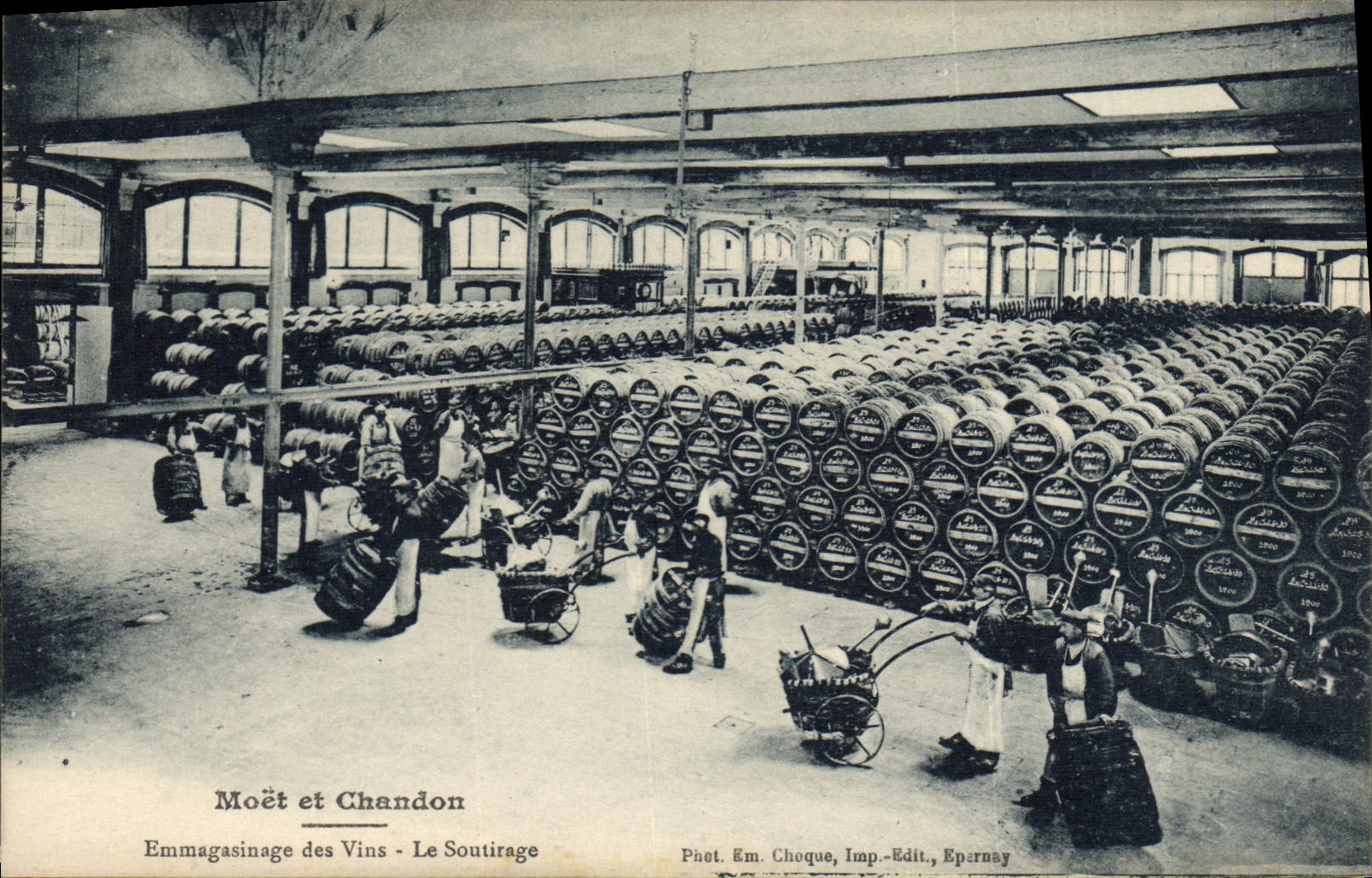 CPA Folklore Vin Vendanges Champagne Moet & Chandon Emmagasinage des vins Le soutirage 