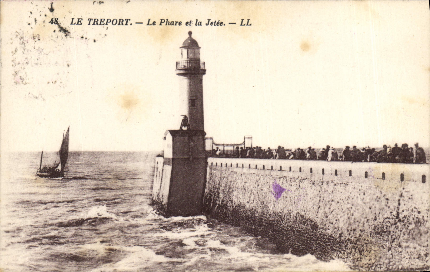 CPA Phare et la jetee Le Treport 