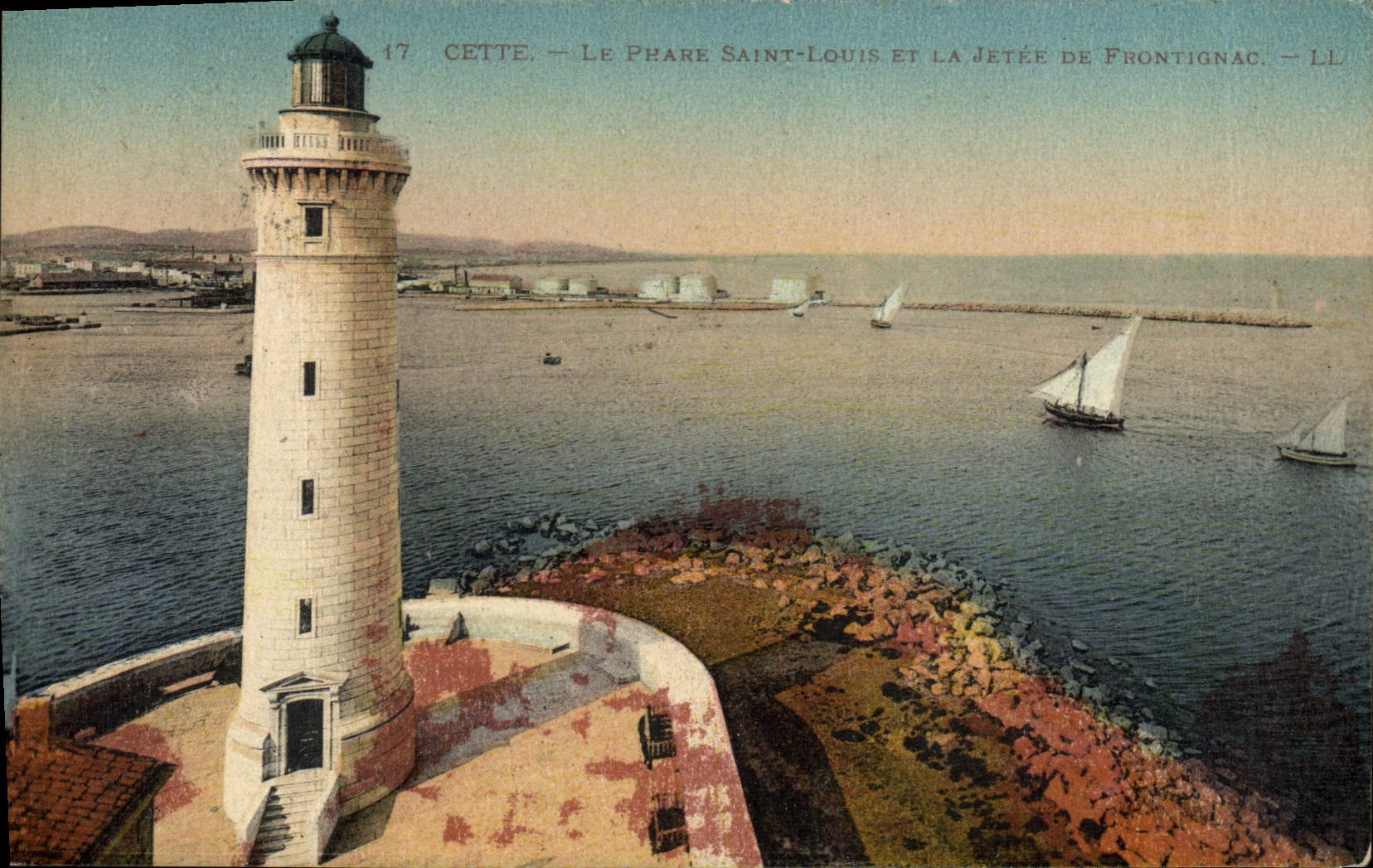 CPA Phare Cette Le phare Sasint Louis et la jetee de Frontignac Bateaux