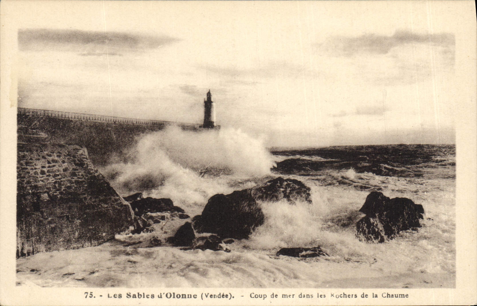 CPA Phare Les Sables d'Olonne Coup de mer dans les rochers de la Chaume