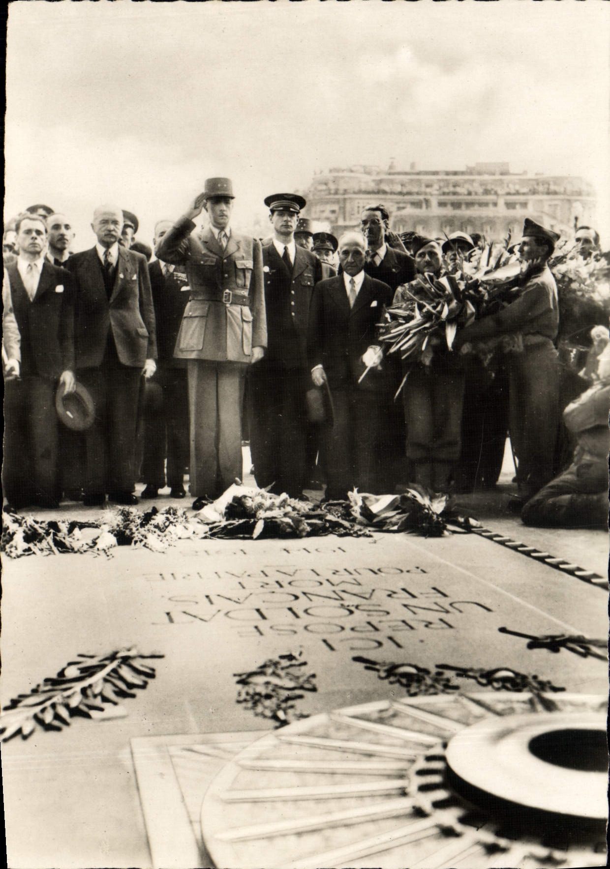 CPM Militaria Liberation de Paris Le General de Gaulle devant la dalle sacree du soldat inconnu