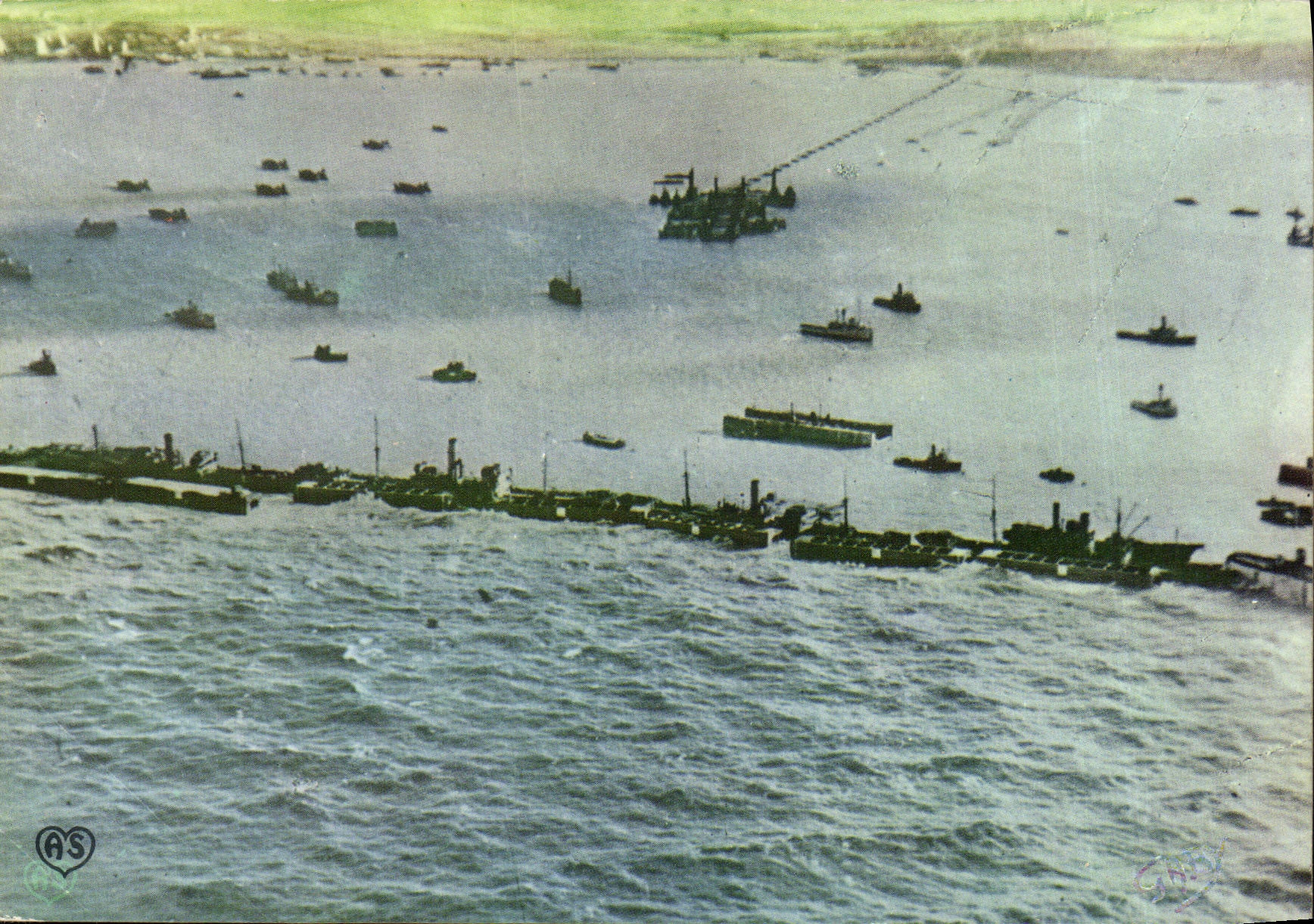 Modern Postcard Militaria Unloading in Normandy Seen air of the Artificial harbor Winston Arromanches Holy Comes