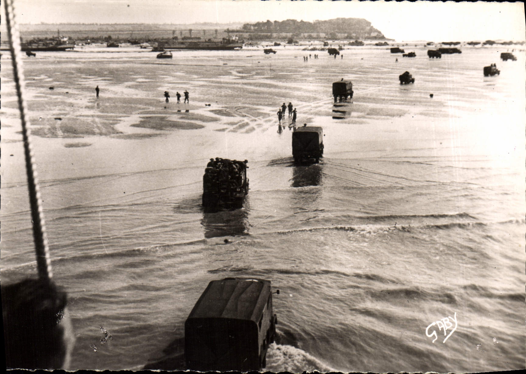 Modern Postcard Militaria Debarquement in Normandy Arrivee of reinforcements combine on a head of bridge in Normandy