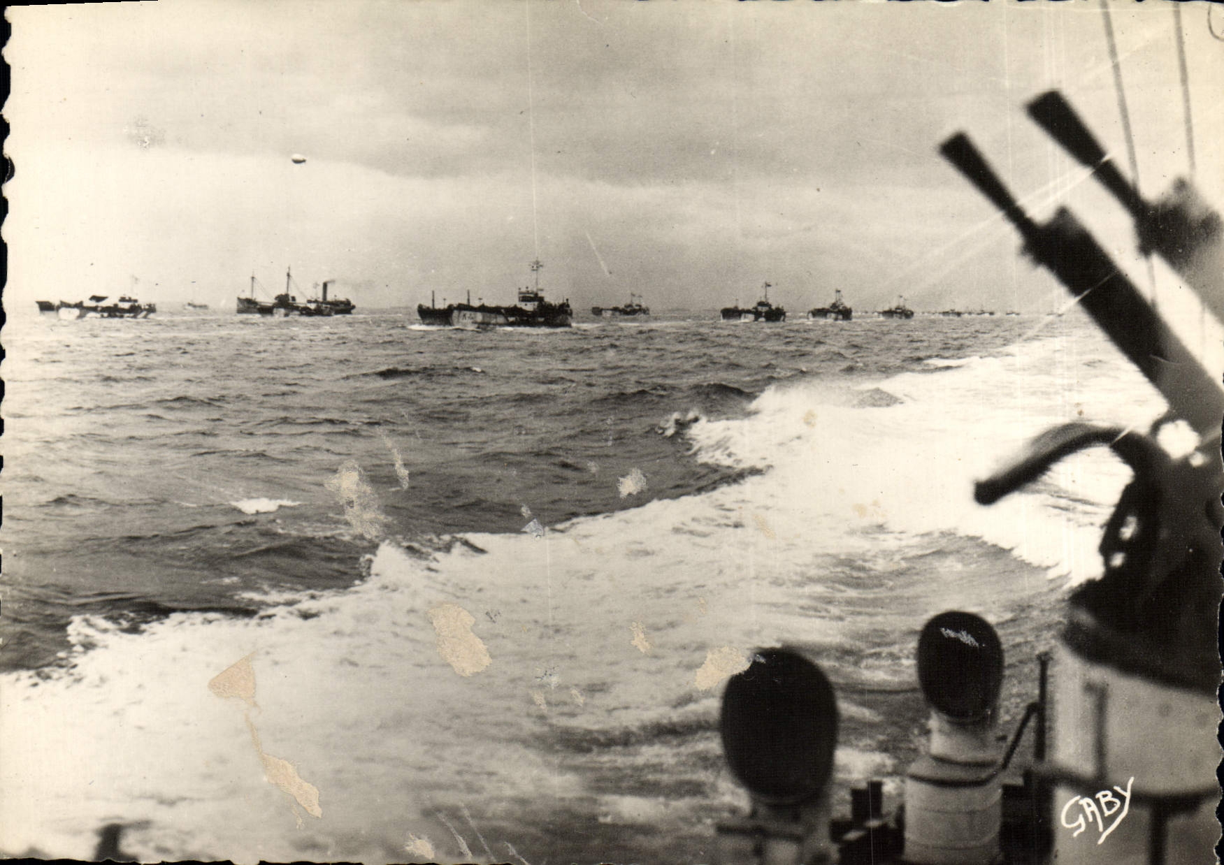 CPM Militaria Debarquement de Normandie Les batiments de la Marine Royale escortent les unites de debarquement