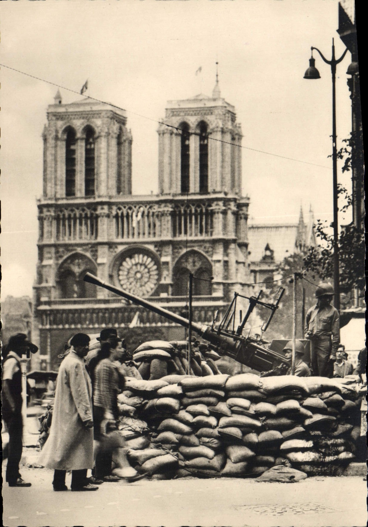CPM Militaria Liberation de Paris DCA Americaine devant Notre Dame