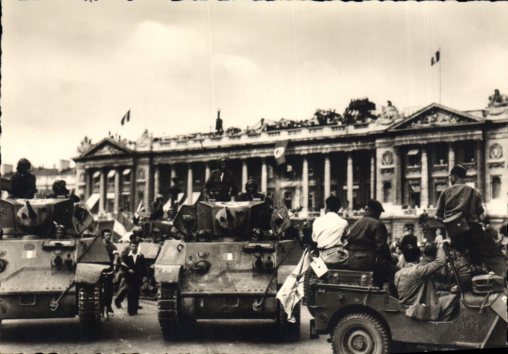 CPM Militaria Liberation de Paris Les chars Leclerc Place de la Concorde Tank