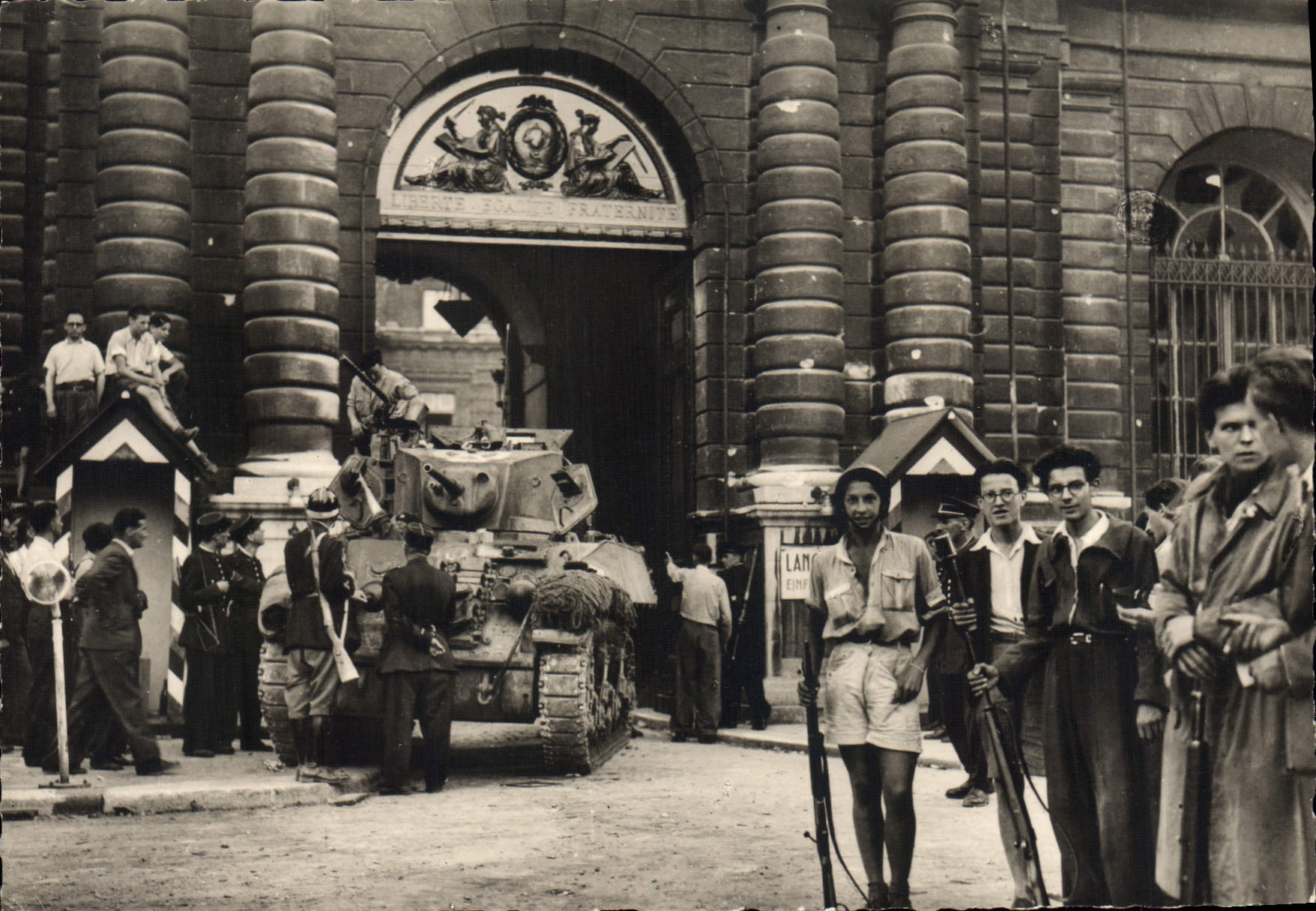 Modern Postcard Militaria Release of Paris Tanks and FFI with the Senate after rendering