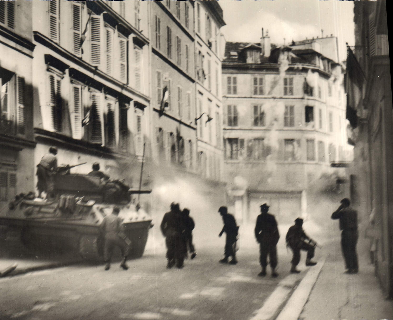 Modern Postcard Militaria Release of Paris a Leclerc tank in action Tank