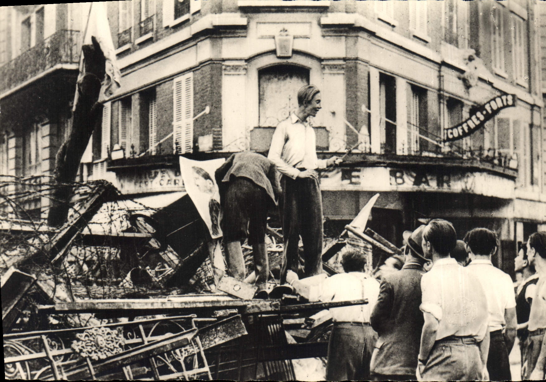 Modern Postcard Militaria Release of Paris a barricade