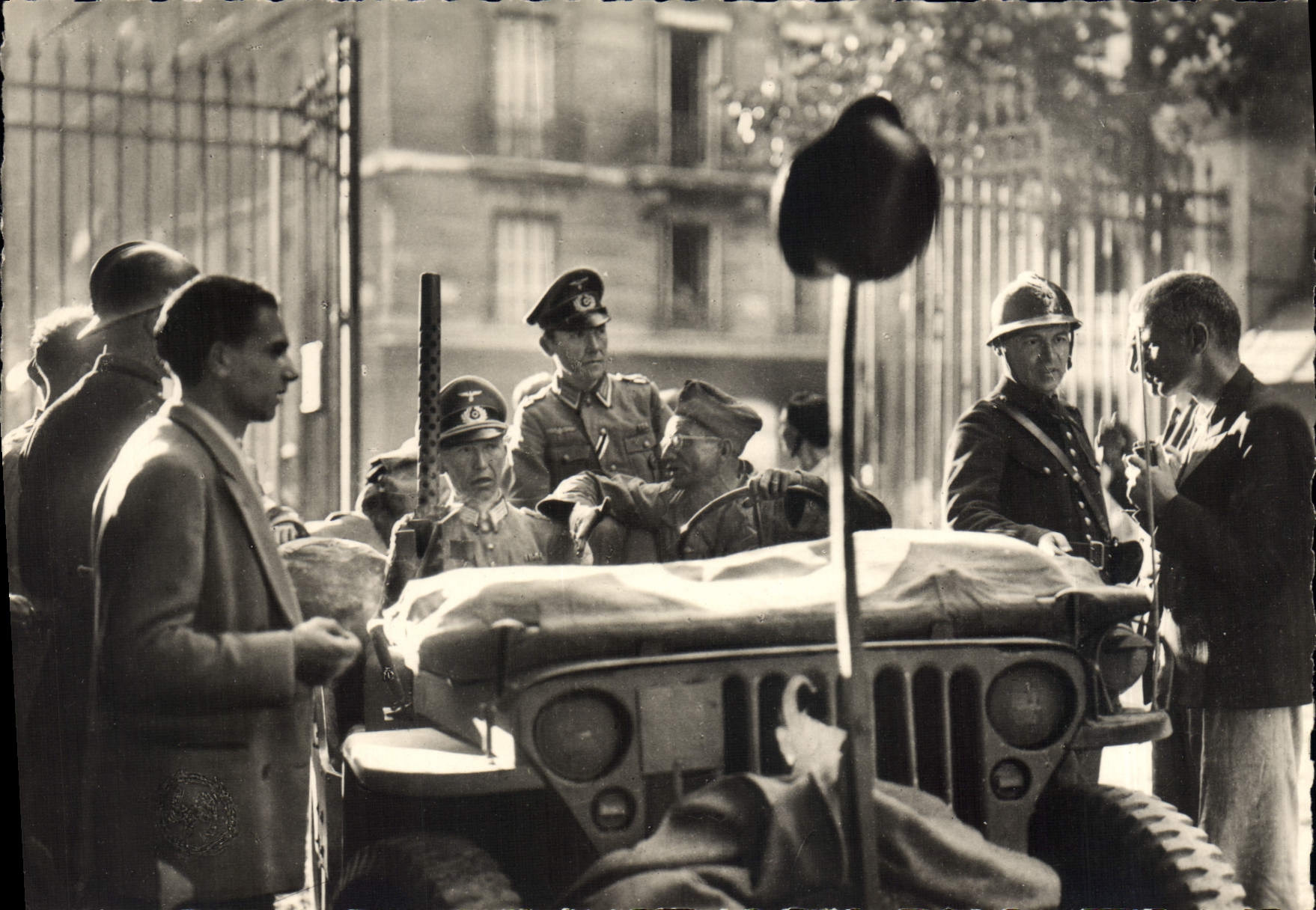 Modern Postcard Militaria Liberation of Paris One brings the order of rendering to the Senate