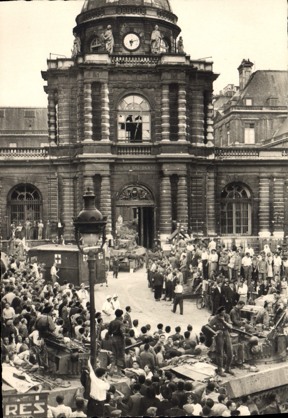 CPM Militaria Liberation de Paris Evacuation des blesses allemands au Senat Croix Rouge