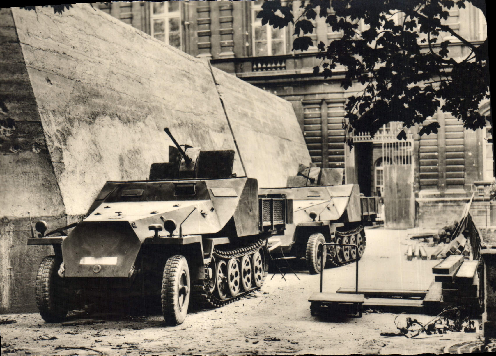 CPM Militaria Liberation de Paris Auto blindee devant la casemate du Senat Tank