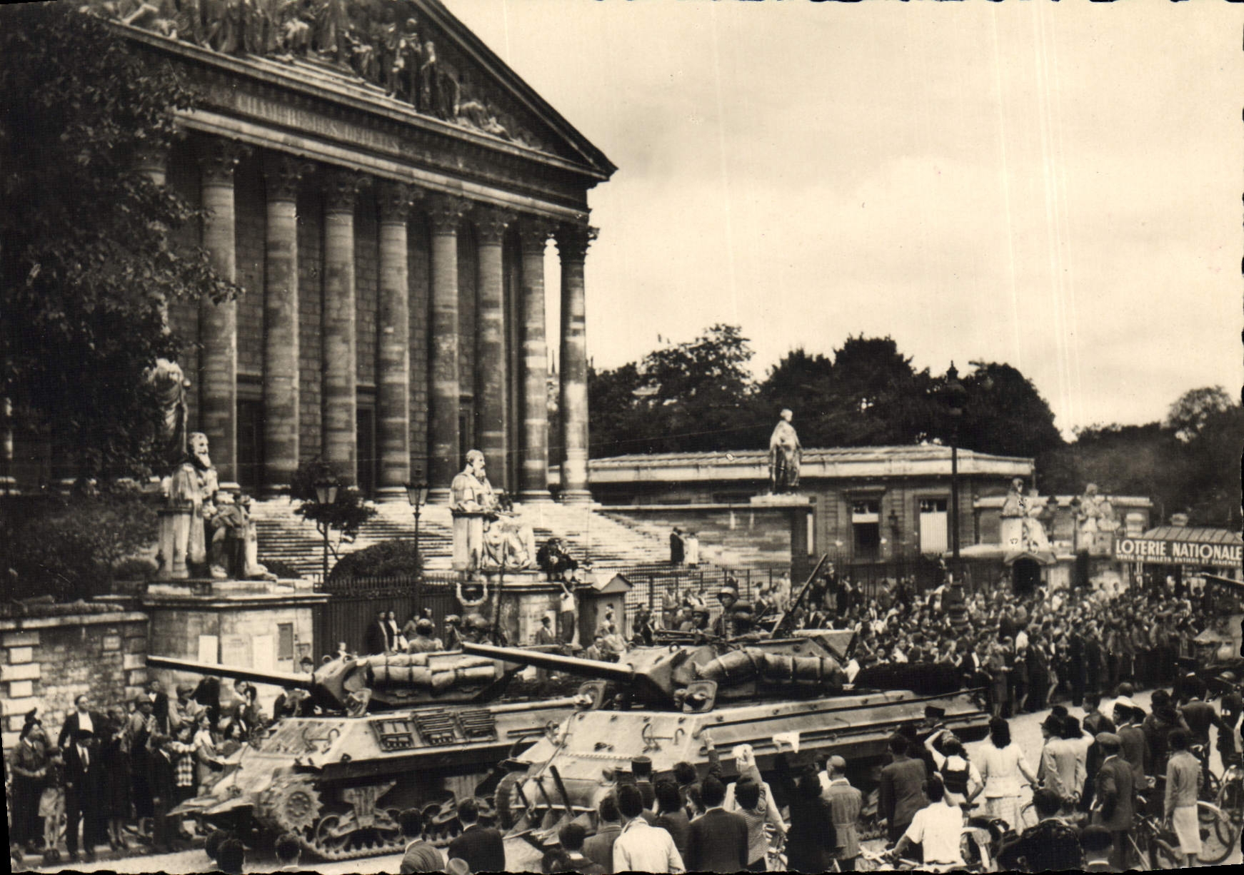 CPM Militaria Liberation de Paris Chars americains au Palais Bourbon Tank