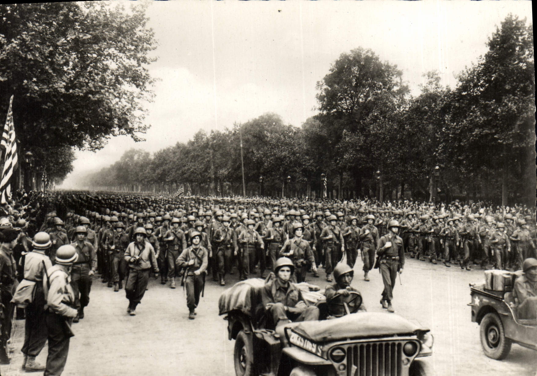 CPM Militaria Liberation de Paris L'infanterie americaine defile aux Champs Elysees