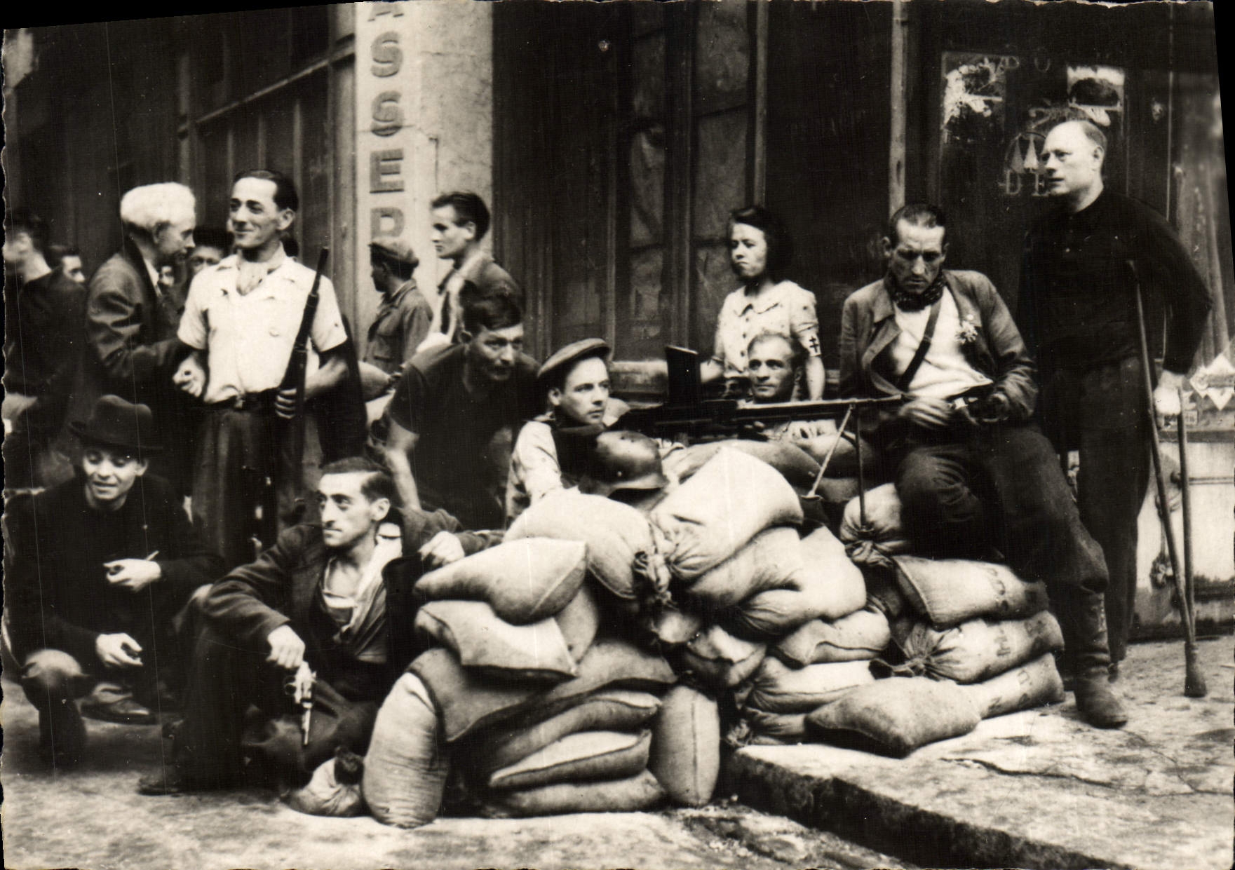 Modern Postcard Militaria Liberation of Paris Barricades with the district of the ISCED