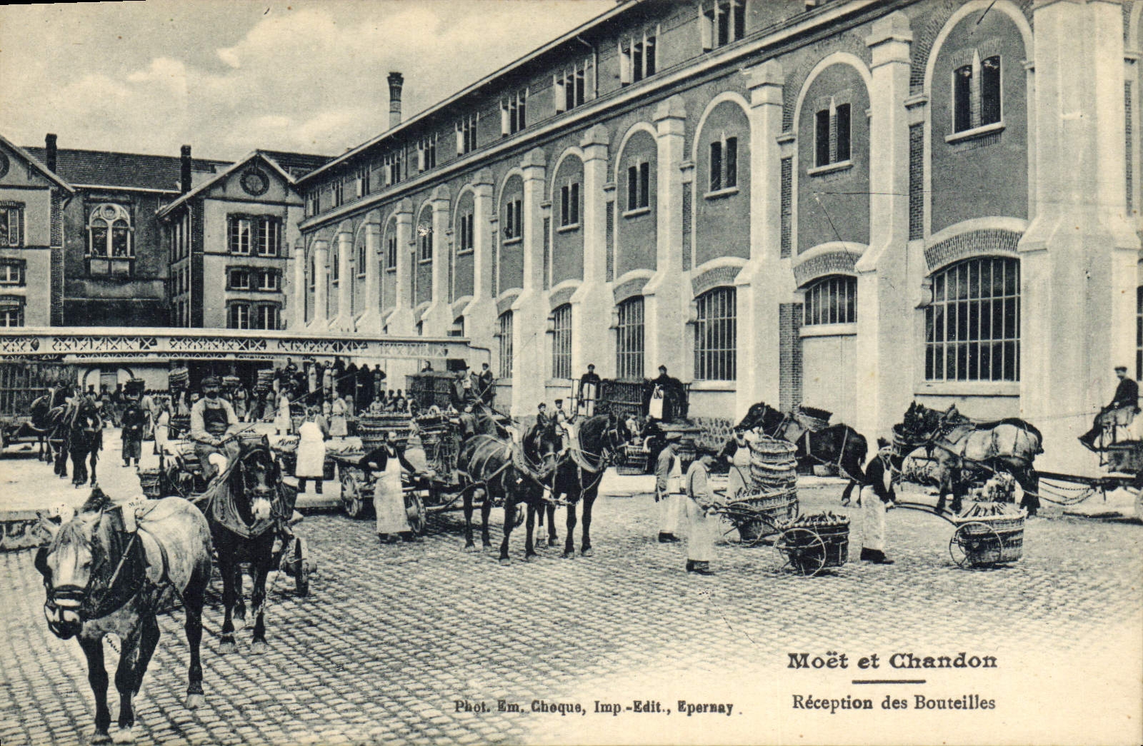 CPA Folklore Vin Vendange Champagne Moet & Chandon Reception des bouteilles