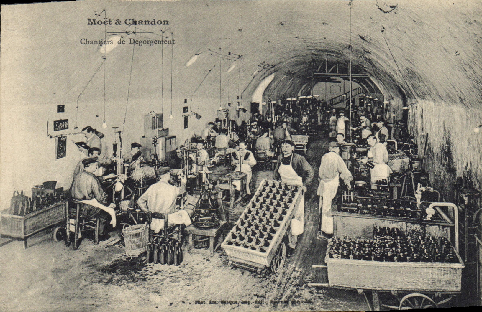 CPA Folklore Vin Vendange Champagne Moet & Chandon Chantiers de degorgement