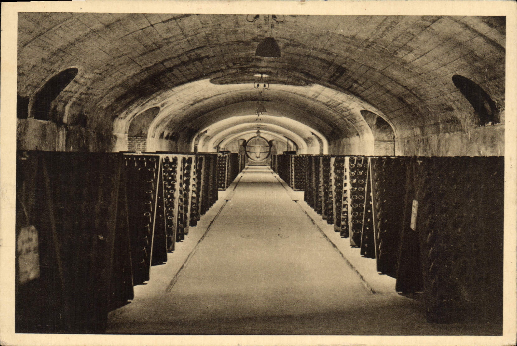 CPA Folklore Vin Vendange Champagne Louis Roederer Vins sur pointe pendant le remuage