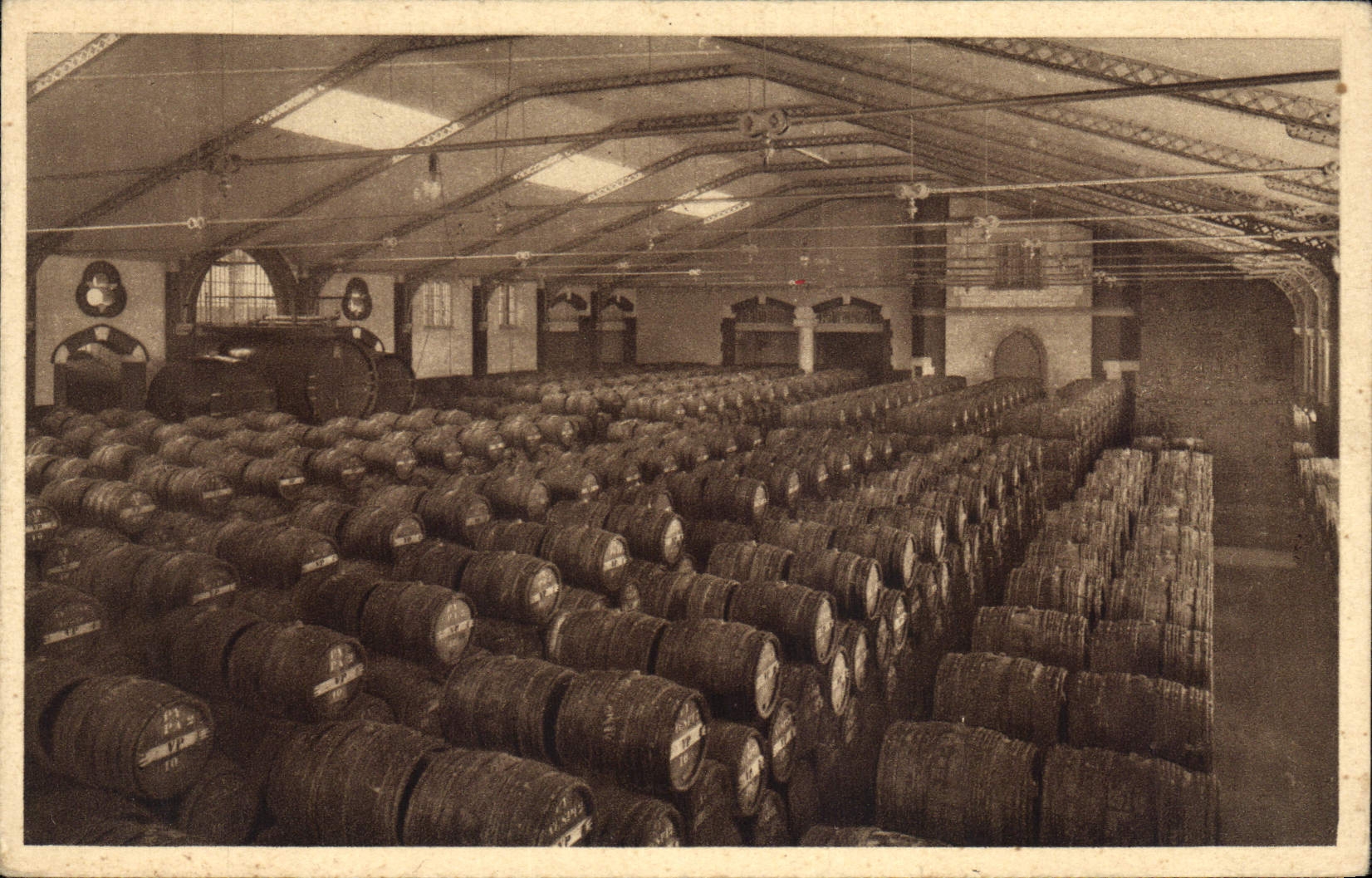 CPA Folklore Vin Vendange Champagne Pommery & Greno Reims Un cellier rempli de vins nouveaux