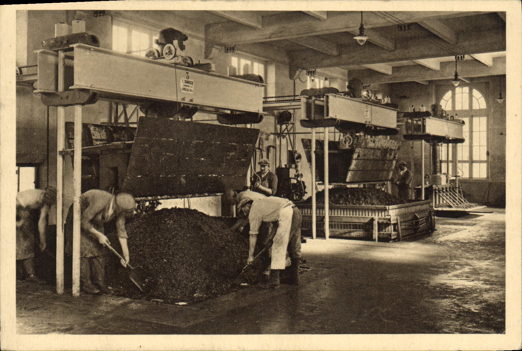 CPA Folklore Vin Vendange Champagne Louis Roederer Le pressurage