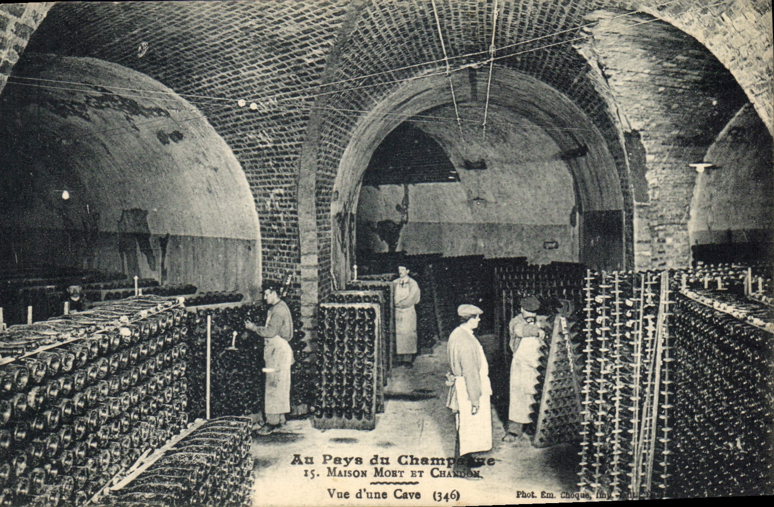 CPA Folklore Vin Vendange Champagne Moet & Chandon Vue d'une cave