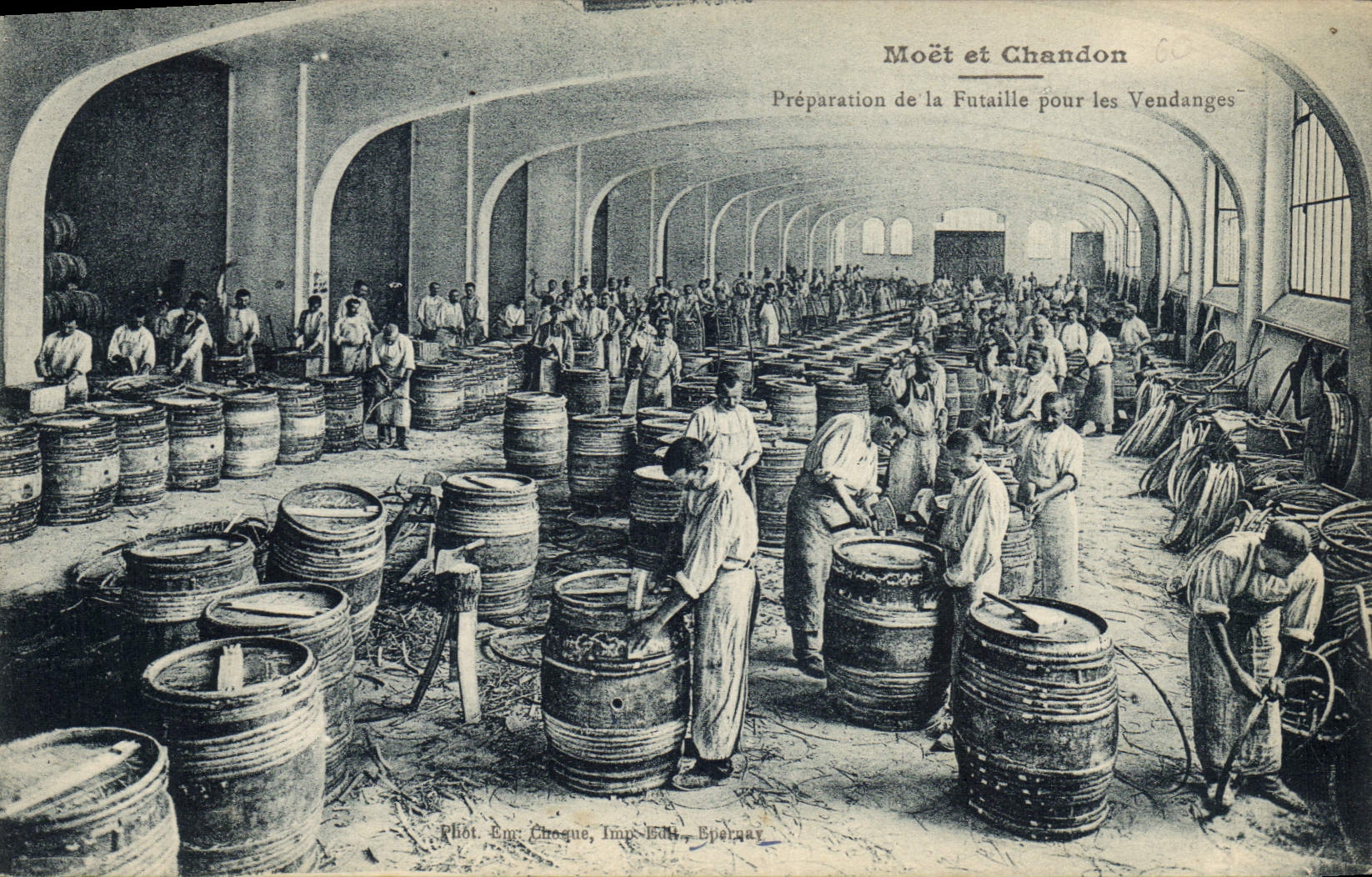 CPA Folklore Vin Vendange Champagne Moet & Chandon Preparation de la Futaille pour les vendanges