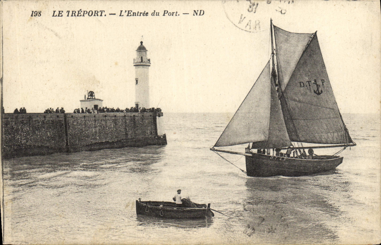 CPA Phare Le Treport l'entree du port Bateau