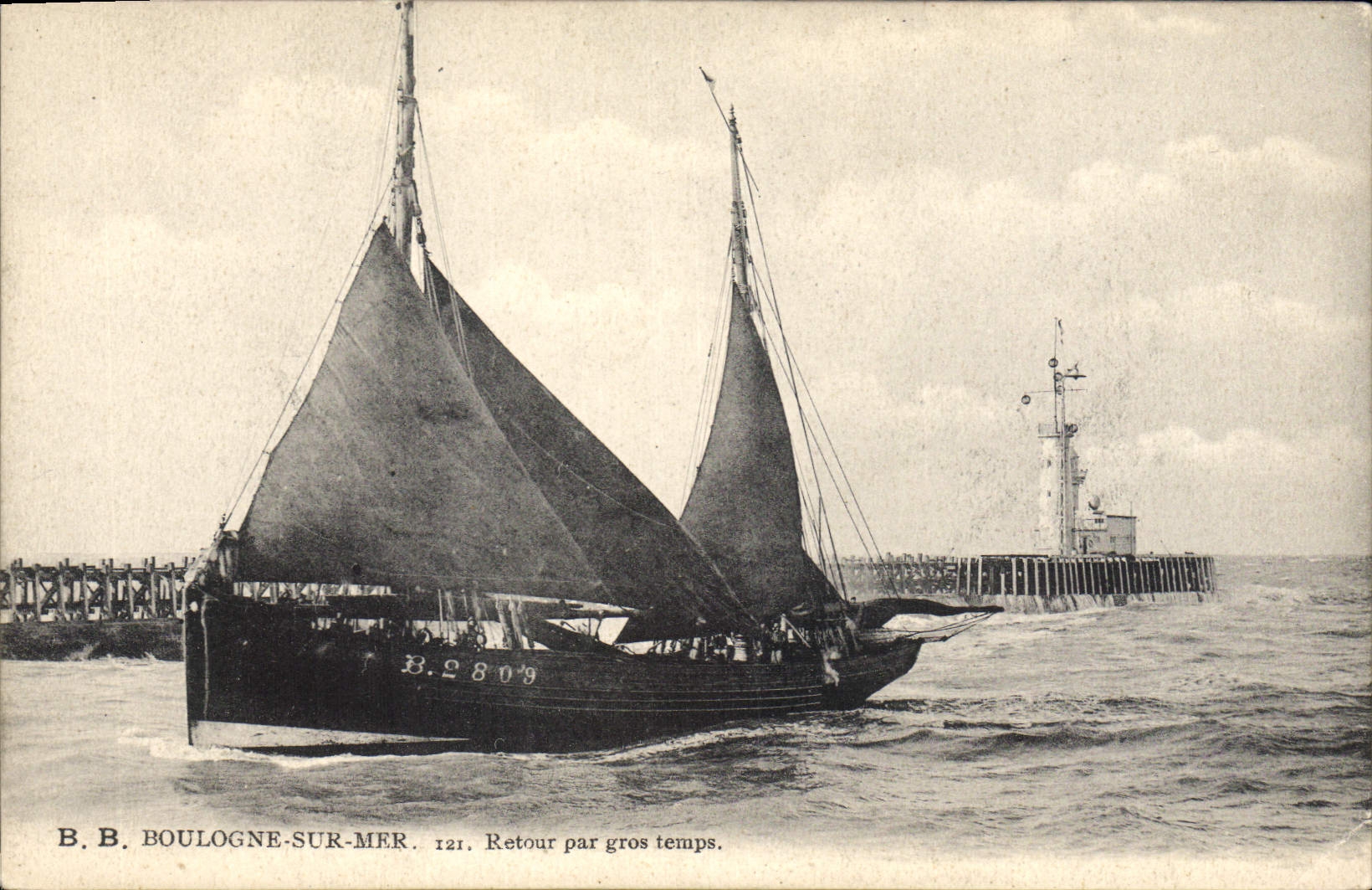 CPA Phare Boulogne sur Mer Retour par gros temp Bateau de peche