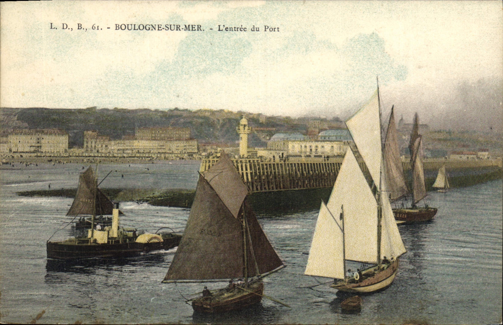 CPA Phare Boulogne sur Mer L'entree du port Bateaux
