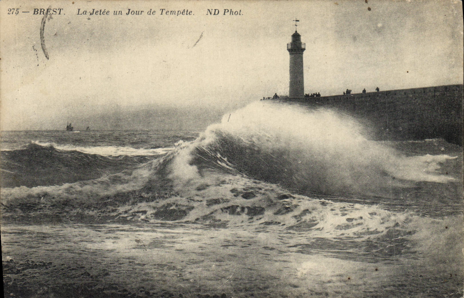 CPA Phare Brest La jetee un jour de tempete