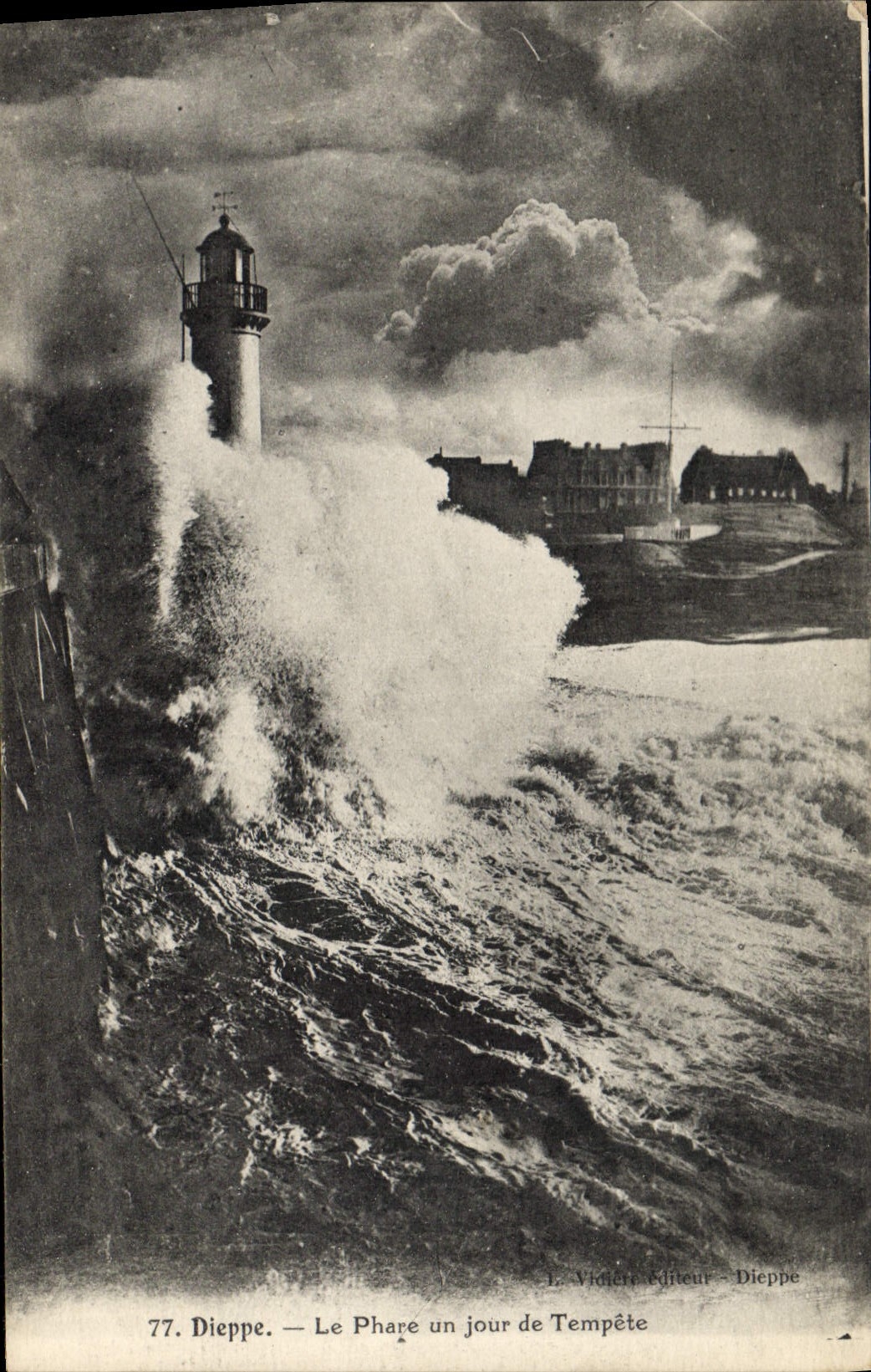 CPA Phare Dieppe Le phare un jour de tempete