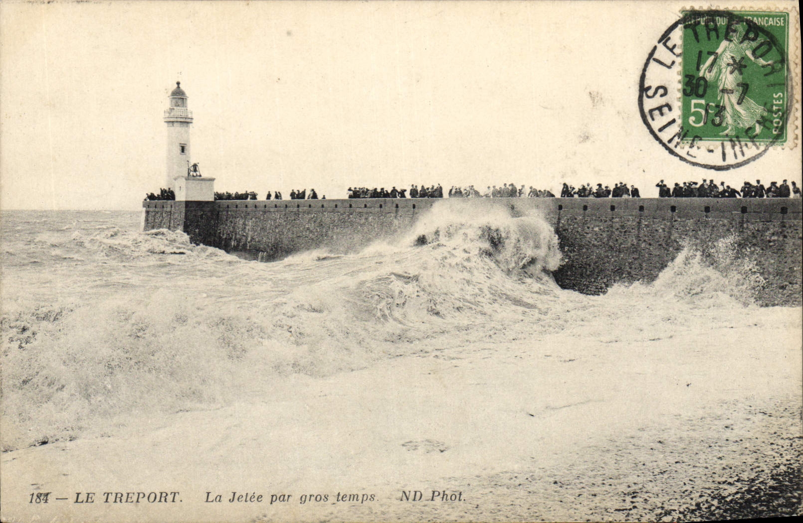 CPA Phare Le Treport La jetee par gros temps