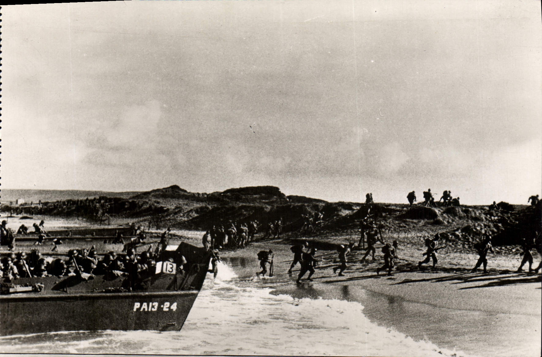 Modern Postcard Militaria Of Tunis has His In a camp of North Africa the CEF is involved with the unloading