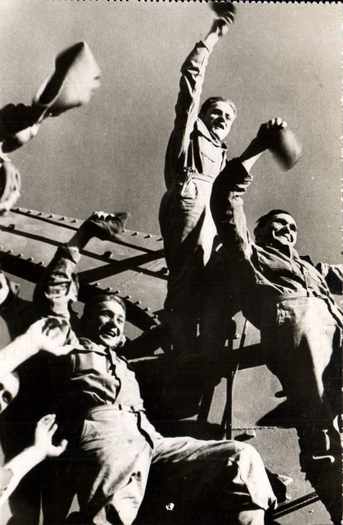 Modern Postcard Militaria Of Tunis has His the loading east finishes