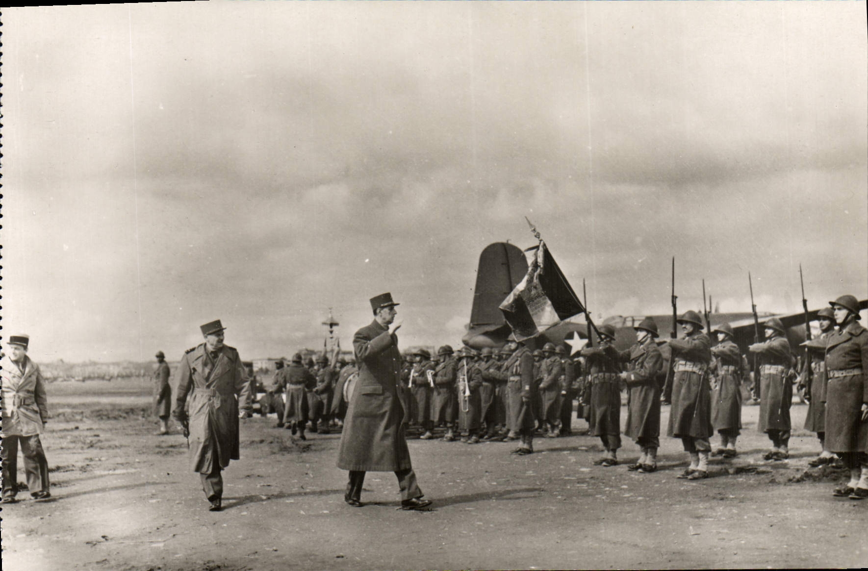 Modern Postcard Militaria Of Tunis has His Travels of inspection of General de Gaulle on the face of Italy