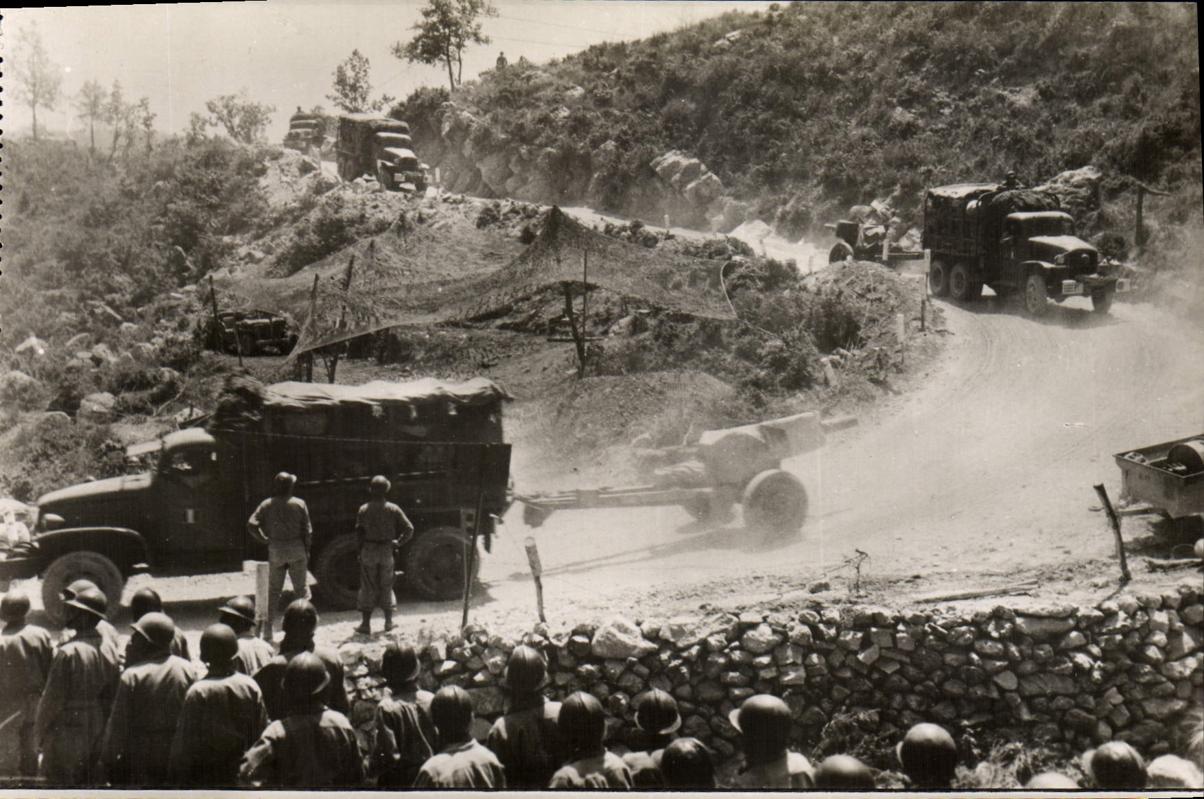 Modern Postcard Militaria Of Tunis has His French Face of Italy the artillery continues its advance